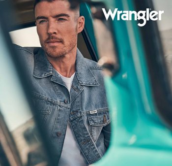 Denimjakke med lys vask, med klassisk krage, knappestenging og en Wrangler-etikett. Bakgrunnen viser et turkis kjøretøyinteriør.