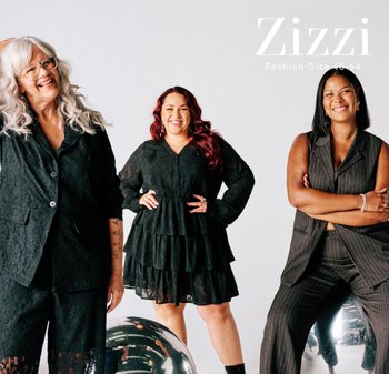 Tre kvinnor i olika svarta kläder: spetsblazer, lager-på-lager-klänning och rutigt kostym, framför en ljus bakgrund med reflekterande sfärer.