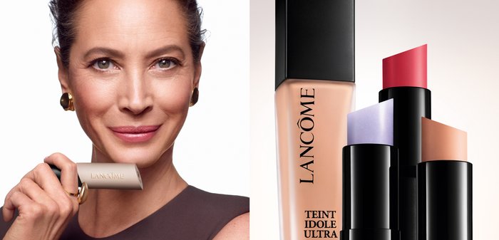 Donna con trucco leggero tiene un rossetto Lancôme sopra il fondotinta e tre rossetti in tonalità rosso, viola e nude su sfondo bianco.