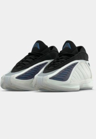 Mustvalged spordijalatsid siniste aktsentidega, millel on tekstureeritud pealmine osa, kõverad jooned ja toetav polsterdatud äär.