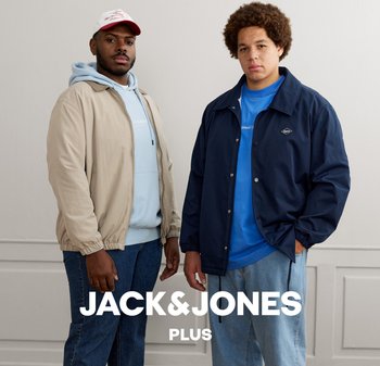 Zwei Männer stehen nebeneinander. Der eine trägt eine beige Bomberjacke über einem hellblauen Hoodie, der andere eine marineblaue Jacke über einem blauen T-Shirt.