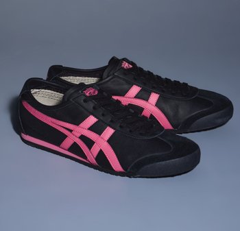 Schwarze Sportschuhe mit pinken Akzenten, darunter Streifen und Logo. Das Material besteht aus einer Mischung aus Leder und Textil mit einer Gummisohle.