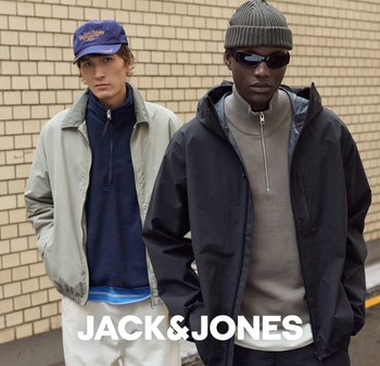 Zwei Männer tragen legere Jacken und Hüte und stehen vor einer beigen Ziegelwand, unterhalb steht der Schriftzug "JACK & JONES".