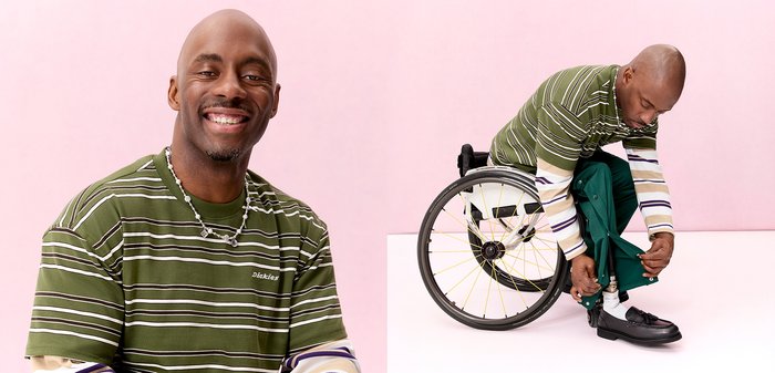 Lächelnder Mann mit grün gestreiftem Hemd sitzt im Rollstuhl und beugt sich vor, um seinen schwarzen Schuh vor einem rosa Hintergrund zu richten.