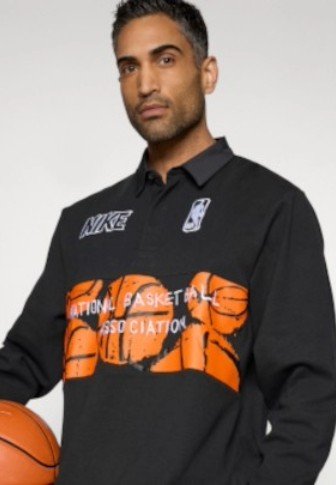 Must musta pika varrukaga polo särk, millel on oranž korvpalligraafika ja tekst "NATIONAL BASKETBALL ASSOCIATION". Rinnal on Nike logo.