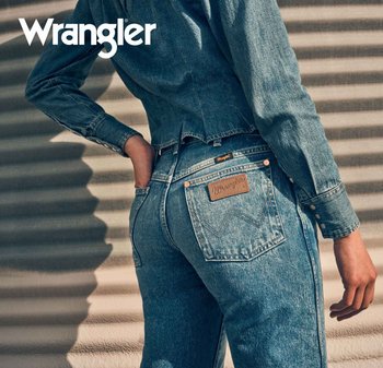 Wrangler denimjacka med kortad design, blekt blå färg och metallknappar, i kombination med högmidjade jeans med en läderlogotyp.
