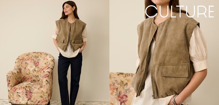 Khakifarbene Wildlederweste mit lockerem Schnitt, rundem Ausschnitt, zwei Fronttaschen und Reißverschluss, getragen über einem hellen Hemd mit Kragen.