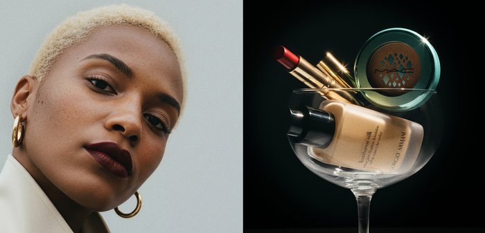 Close-up van een persoon met kort blond haar, die gouden oorringen en donkere lippenstift draagt; een glas bevat foundation, lippenstift en compacte make-up.