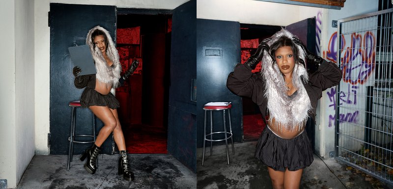 Bottes avec plateforme en cuir noir, crop top transparent noir avec des accents en fourrure, et une jupe noire à volants ; mannequin tenant une planche à clip, posant devant une porte.