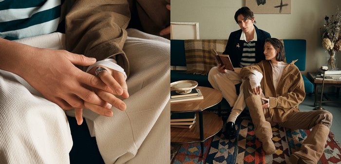 Deux personnes sont assises dans un intérieur chaleureux. L'une porte une veste en velours côtelé beige avec un pantalon assorti, accompagnés de bottes marron montant jusqu'aux genoux. L'autre porte une veste marine avec une chemise rayée blanche et verte. Les éléments décoratifs comprennent une table basse en bois avec des livres et un plat en céramique rond, ainsi que des textiles à motifs en arrière-plan.