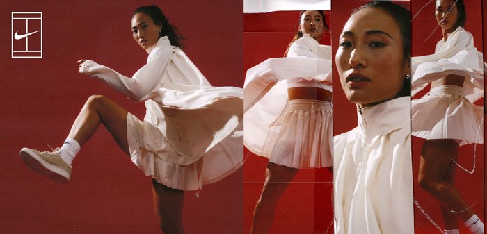 Femme tournant dans une jupe plissée blanche et une veste fluide sur fond rouge, logo Nike au centre.