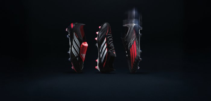 Trois crampons de football Adidas noirs et rouges suspendus sur un fond sombre, montrant les vues latérale, supérieure et en angle.