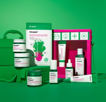 Dr. Jart+ Cicapair hudvårdsprodukter i grönt och rosa förpackningar, med burkar, tuber och en mask, i olika former och storlekar.