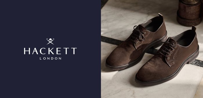 Braune Wildleder-Oxford-Schuhe mit einem glatten Finish, runder Zehenform und Schnürdesign mit metallischen Ösen sowie einer kontrastierenden schwarzen Sohle.