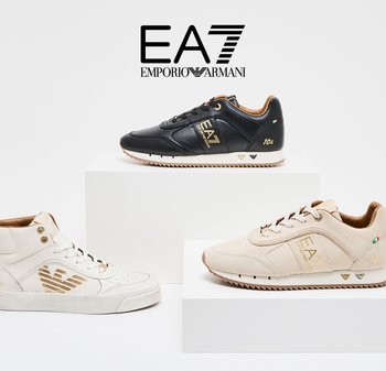 Tre sneaker Emporio Armani EA7 in nero, beige e bianco esposte su piattaforme bianche con il logo EA7 sopra.