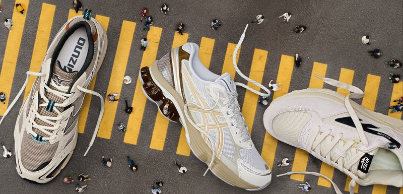 Trois paires de baskets de sport : en maille et matériaux synthétiques beige, semelles épaisses, lacets et accents contrastants en nuances de blanc et de marron.
