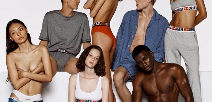 Sei modelli diversi che indossano intimo e abbigliamento da casa firmati Diesel, posano davanti a uno sfondo bianco semplice.