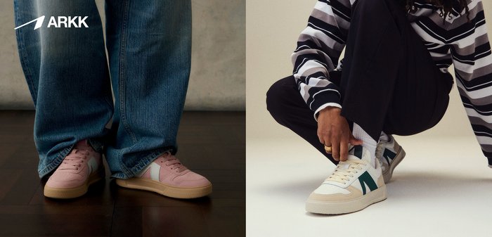 To personer viser sneakers frem; den ene har pink sko med blå jeans, den anden snører hvide sneakers med sorte bukser og en stribet top.