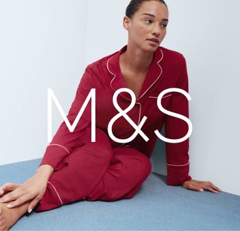 Czerwony komplet piżamowy z białym obszyciem, składający się z koszuli na guziki i dopasowanych spodni. Miękka tkanina o średniej wadze, w luźnym kroju.