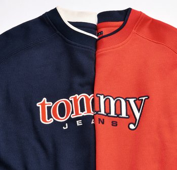 Sweat en coton avec un côté bleu marine et un col blanc, ainsi qu'un côté orange. Logo "tommy jeans" brodé en couleurs contrastées de chaque côté.