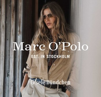 Vrouw met lang haar die zonnebril draagt, beige shirt over een geruit shirt, en hoge taillebroek, leunt tegen houten en witte muren.