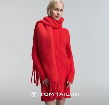 Czerwona prążkowana dzianinowa sukienka z długimi rękawami, z dopasowanym szalem z frędzlami. Miękka tekstura, ciepła tkanina i dopasowany krój.