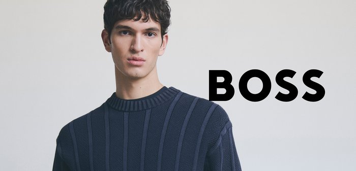 Marineblauer gerippter Pullover mit strukturiertem Design und Rundhalsausschnitt. Der Text "BOSS" ist auffällig rechts platziert.