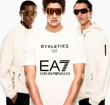Trzech mężczyzn ubranych w białe sportowe ubrania EA7 Emporio Armani i duże lustrzane okulary przeciwsłoneczne, zwróconych przodem na białym tle.