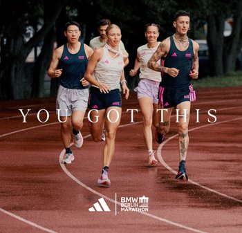 Groupe de cinq coureurs sur une piste, portant des vêtements de sport bleu foncé et blanc avec des accents roses. Superposition de texte "VOUS POUVEZ LE FAIRE".
