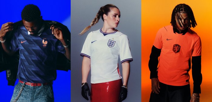 Trois personnes portant des maillots de football de la France, de l'Angleterre et des Pays-Bas se tiennent devant des fonds bleus, gris et orange, chacune tournée légèrement de côté.