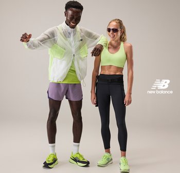 Atletas vistiendo ropa deportiva: una chaqueta ligera y translúcida de color verde con bolsillos; un sujetador deportivo verde; pantalones cortos morados; mallas negras; y zapatos verdes.