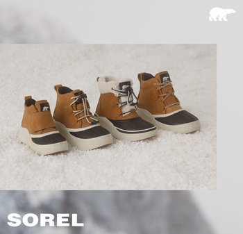 Braune und schwarze Stiefel mit Gummisohlen und Stoffoberteilen; mit Schnürsenkeln und Lammfellfutter; drei Größen auf flauschigem weißem Hintergrund dargestellt.