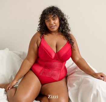 Body en dentelle rouge avec armatures, présentant un motif floral, des bretelles fines et une silhouette lisse, sur un fond neutre.