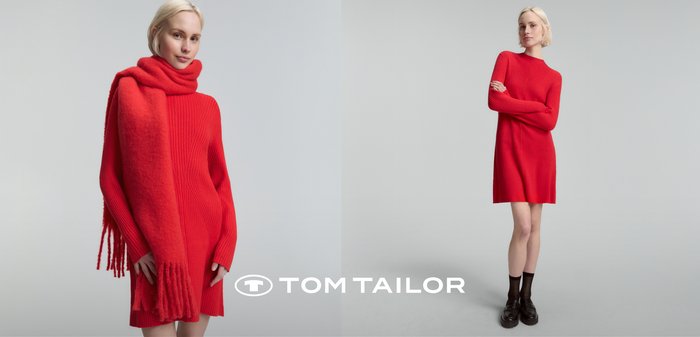 Rotes Strickkleid mit geripptem Muster; kombiniert mit einem passenden langen Schal mit Fransen. Das Modell trägt schwarze klobige Stiefel.