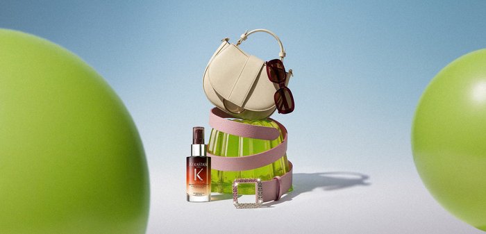 Sac à main blanc avec des lunettes de soleil, ceinture rose autour d'une bouteille verte et un produit capillaire Kerastase, encadrés par deux ballons verts.