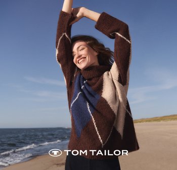 Brauner und cremefarbener übergroßer Pullover mit blau-weißer Rautenoptik. Aus einem kuschligen Material gefertigt, mit hohem Rollkragen und weiten Ärmeln.