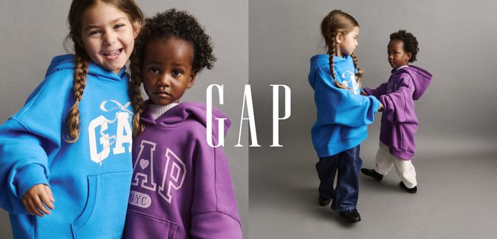 To børn iført oversized hættetrøjer: den ene blå med "GAP"-logo, den anden lilla med et grafisk motiv. Baggrunden er neutral grå.