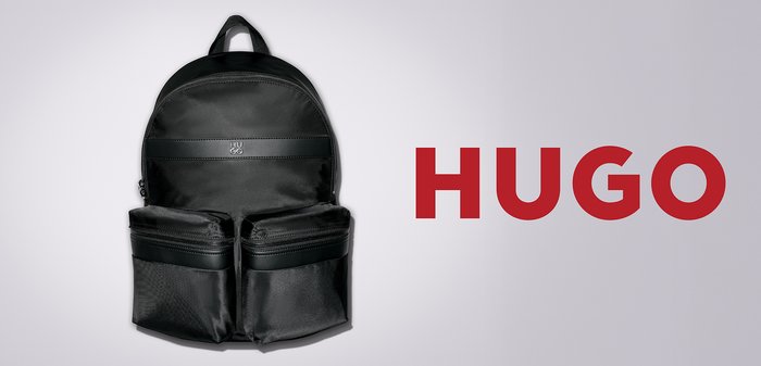 Schwarzer Rucksack mit runder Form, aus strukturiertem Stoff, ausgestattet mit zwei Reißverschluss-Vordertaschen und einem Logo-Streifen.