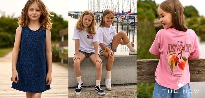 Meisje loopt op een houten plankpad in een blauwe jurk en sneakers; meisje lacht en toont een roze 'Just Peachy' T-shirt en spijkershorts bij een houten hek.