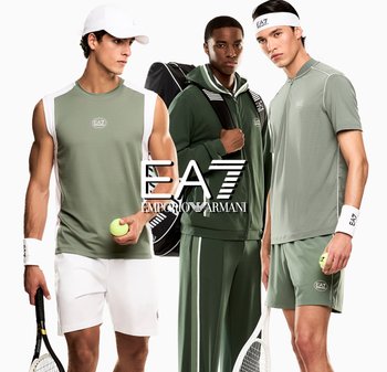 Trzech mężczyzn-modeli ubranych w zielono-białe tenisowe stroje EA7 Emporio Armani, trzymających rakiety i piłki tenisowe, z jednym z nich niosącym torbę tenisową.