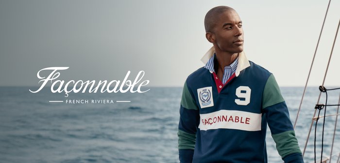 Maillot de rugby bleu marine avec des rayures blanches horizontales, accents verts et bleus, avec un écusson portant le numéro 9 et le logo "Faconnable".