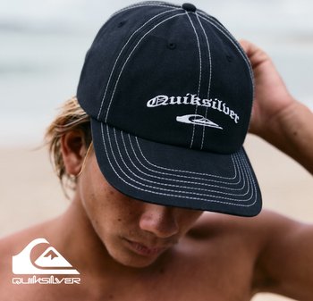Casquette noire avec surpiqûres blanches et logo "Quiksilver", avec une visière courbée et un design classique. Matériau en coton, portée par une personne.