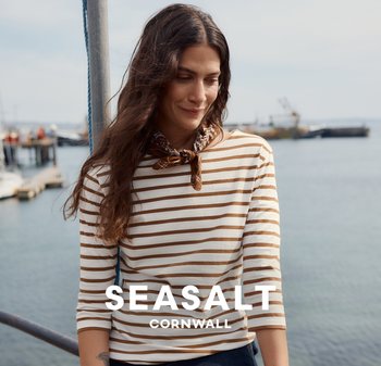 Páskový dlouhý rukáv v krémové a hnědé barvě, s lodičkovým výstřihem a tříčtvrtečními rukávy. Okolo výstřihu se nachází vzorovaný hnědý šátek.