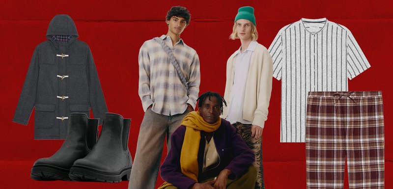 Τρεις άντρες που παρουσιάζουν casual φθινοπωρινή μόδα με καρό ρούχα, πλεκτά, μπότες, κασκόλ και πράσινο σκουφί μπροστά σε ένα κόκκινο φόντο.
