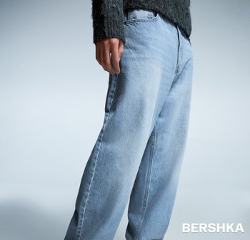 Světle modré džínové kalhoty s širokými nohavicemi a vybledlým efektem, s tradičním pětibarevným designem kapes a jemnými švovými detaily.