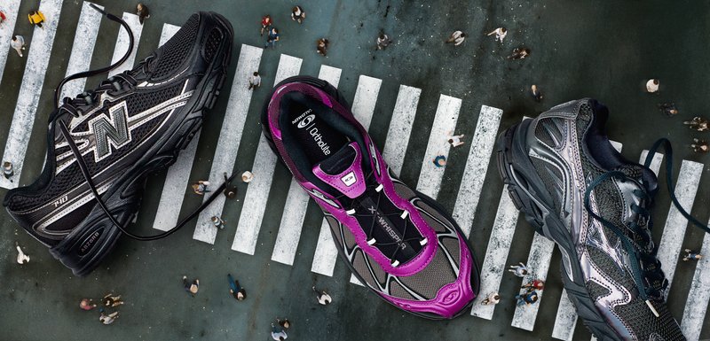 Baskets en maille noire avec des accents blancs et une semelle texturée ; comprend une chaussure violette et noire avec un dessus lisse et des lacets.