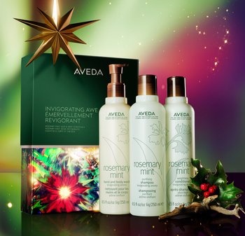 Aveda rozemarijn-munt cadeauset met hand- en lichaamswas, shampoo, conditioner, feestelijke doos, gouden ster ornament en hulst met rode bessen.