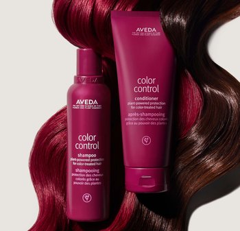 Aveda Color Control schampo och balsam, båda i djup magenta-flaskor med eleganta designer, har minimalistisk vit text.