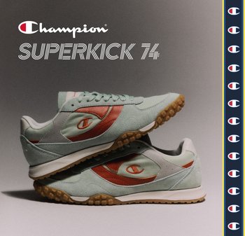 Sneakers in suede blu chiaro con accenti rossi e strisce bianche sui lati. Presentano una suola in gomma testurizzata e un logo sul lato esterno.