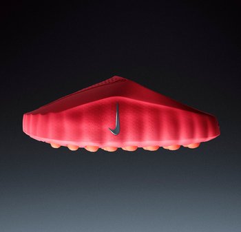 Chaussures Nike avec une tige rouge, une surface texturée et un design moulé distinctif. Elles présentent une semelle orange et un logo swoosh gris.